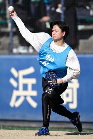 　中日の新人合同練習でキャッチボールする桜井＝ナゴヤ球場