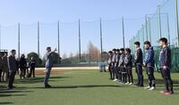 新人選手に声をかける池山監督（中央）＝撮影・佐々木彰尚