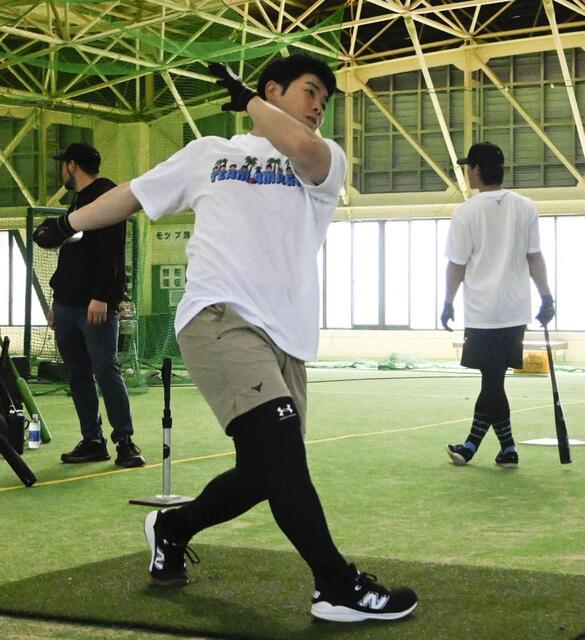 　打撃練習する近藤