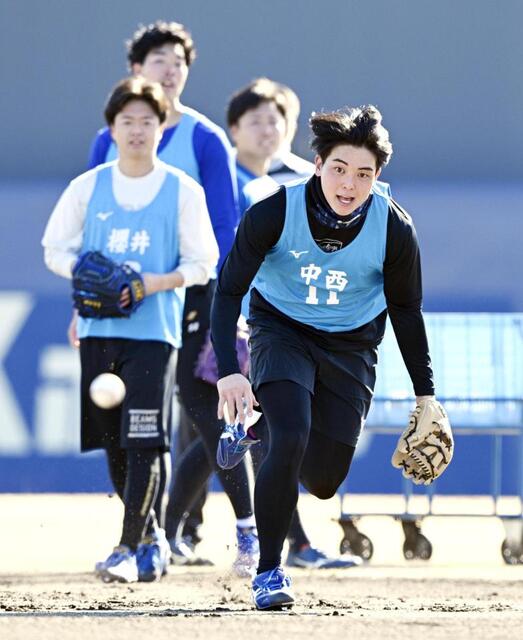 　中日の新人合同練習でノックを受ける中西