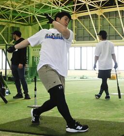 　打撃練習する近藤