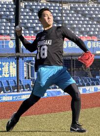 　新人合同練習でキャッチボールするドラフト１位の石垣元