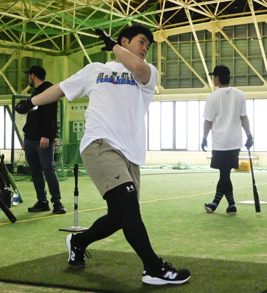 　打撃練習する近藤