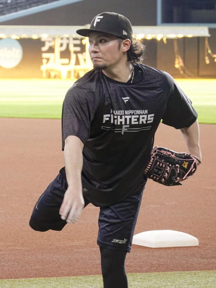 　キャッチボールする伊藤