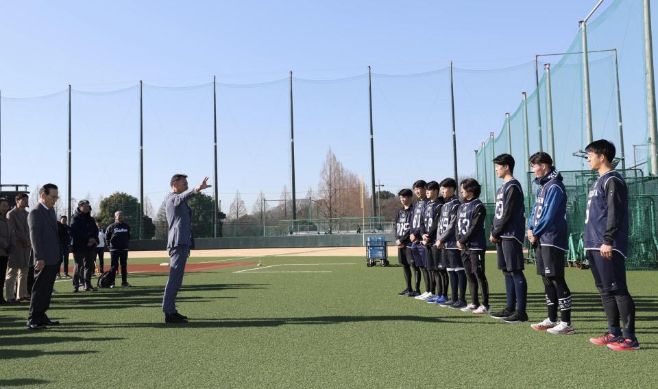 新人選手に声をかける池山監督（中央）＝撮影・佐々木彰尚