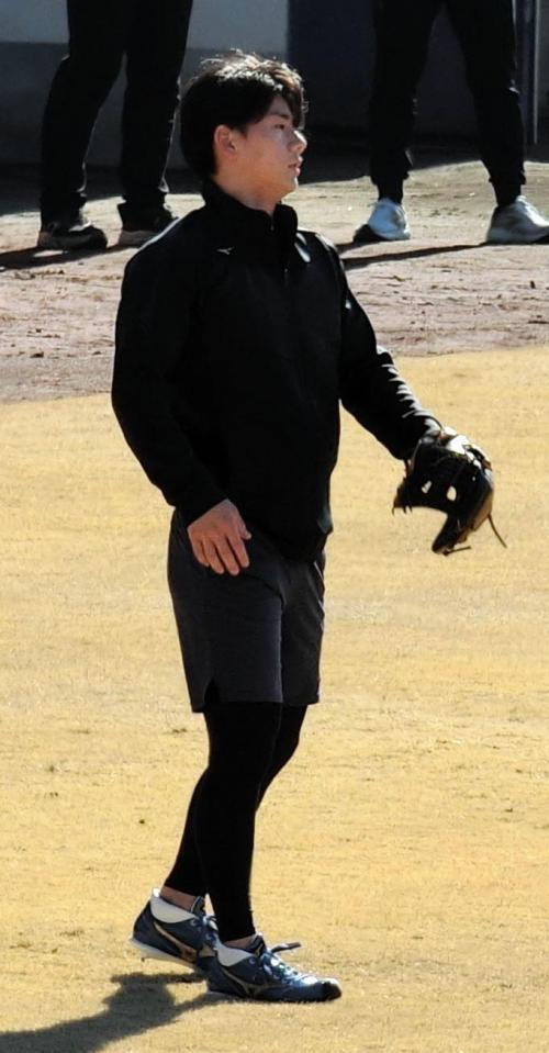 キャッチボールをする大塚