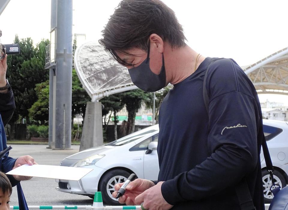 自主トレを公開した前田健はファンにサインする