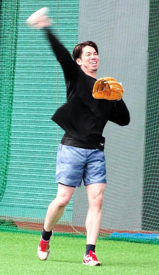 自主トレを公開し、キャッチボールする前田健