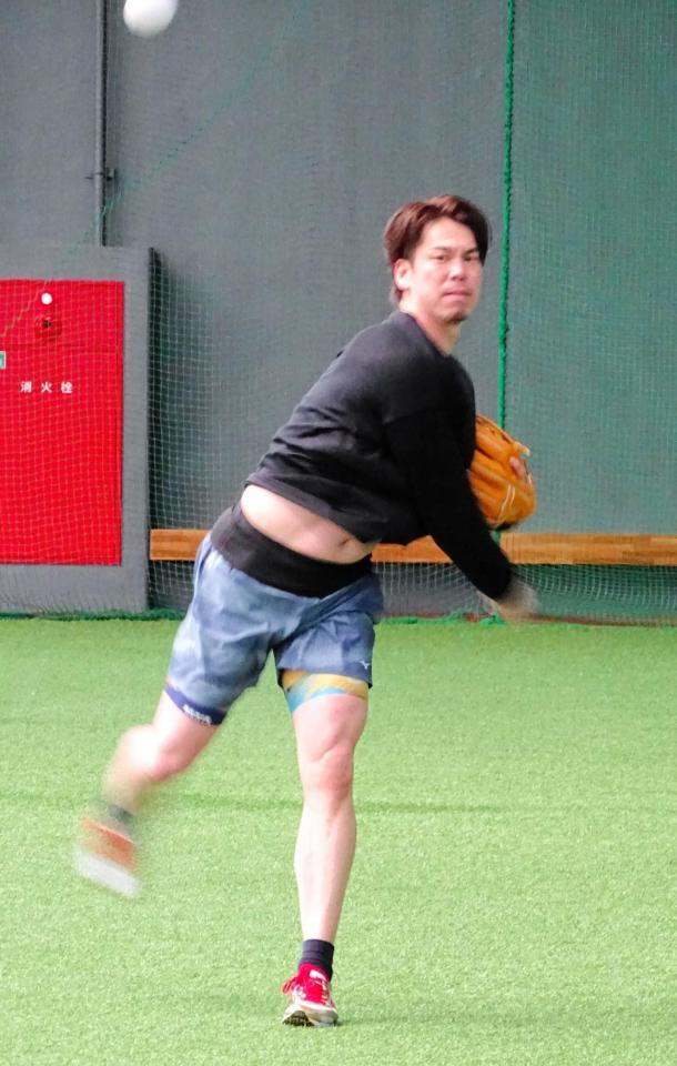 自主トレを公開し、キャッチボールする前田健