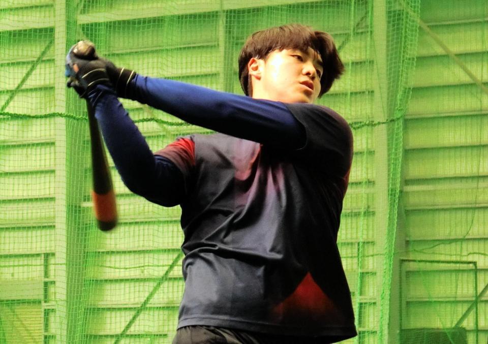 ティー打撃をする柴田