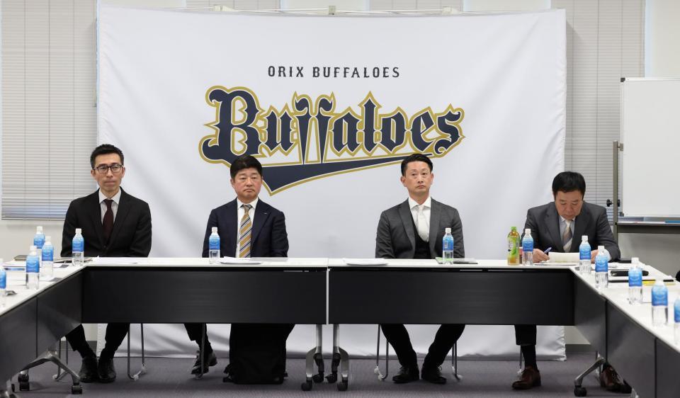 スタッフ会議に臨む岸田監督（右から２人目）ら（撮影・中田匡峻）