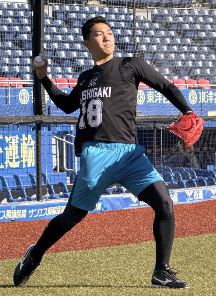 　新人合同練習でキャッチボールするドラフト１位の石垣元