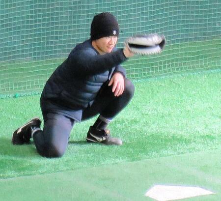 　ブルペンで森田の投球を受ける井上