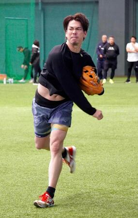 　キャッチボールをする前田健