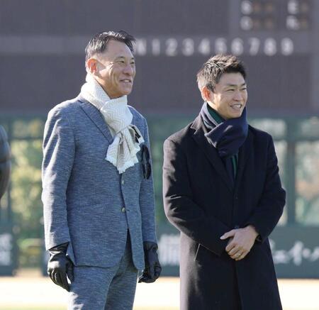 　青木ＧＭ（右）と話す池山監督（撮影・佐々木彰尚）