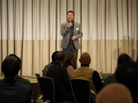 　あいさつする桑田ＯＢ会長