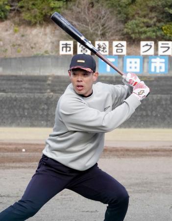　打撃練習する広島・秋山＝静岡県下田市
