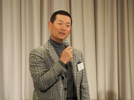 　あいさつする桑田ＯＢ会長