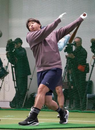 　打撃練習する楽天・浅村＝１１日、沖縄県内