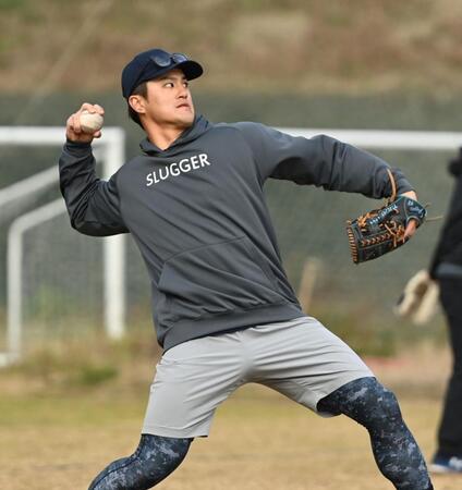 　自主トレでキャッチボールする板山（撮影・開出牧）