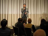 　あいさつする桑田ＯＢ会長