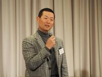 　あいさつする桑田ＯＢ会長