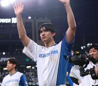 　スタンドのファンに手を振る日本ハム・達孝太（２０２５年１１月）