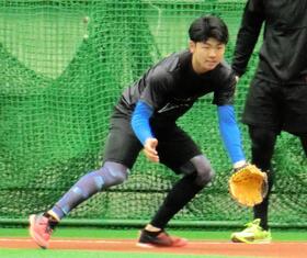 ノックを受ける日本ハムのドラフト４位・半田