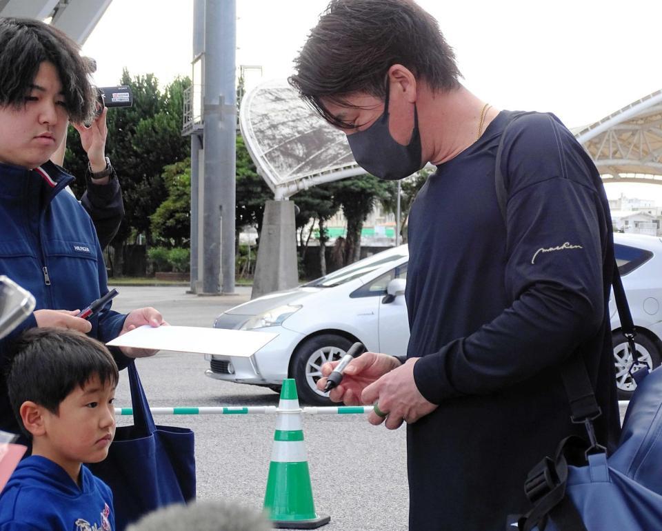　ファンにサインをする前田健