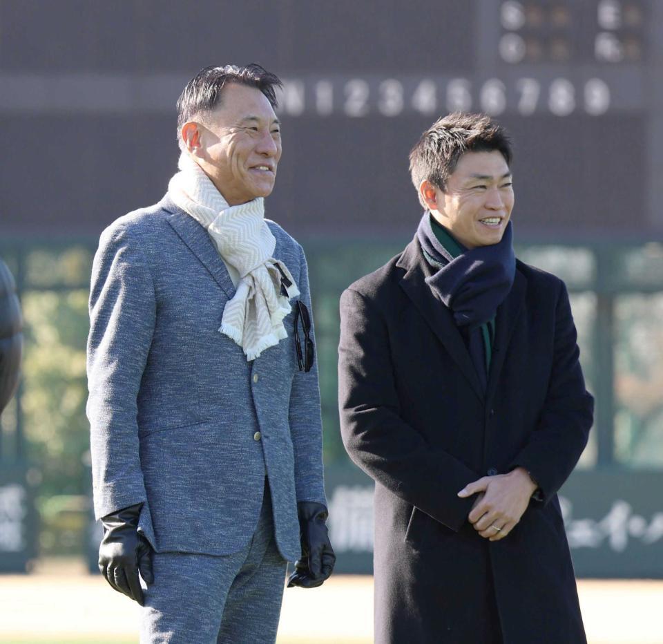 　青木ＧＭ（右）と話す池山監督（撮影・佐々木彰尚）