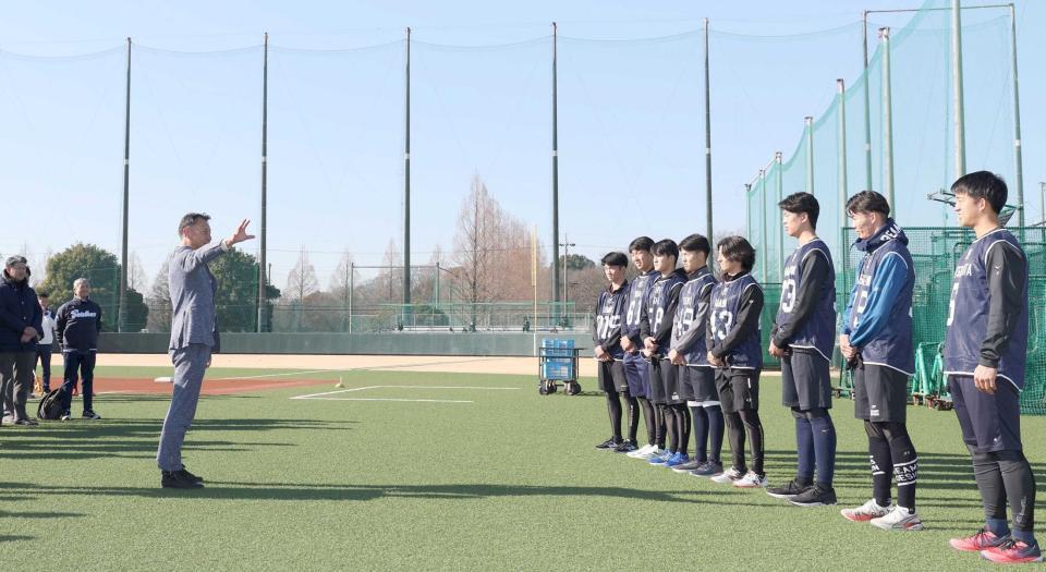 　新人選手に声をかける池山監督