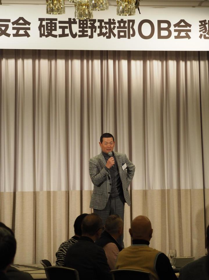 　あいさつする桑田ＯＢ会長