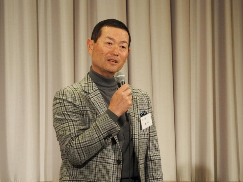 　あいさつする桑田ＯＢ会長