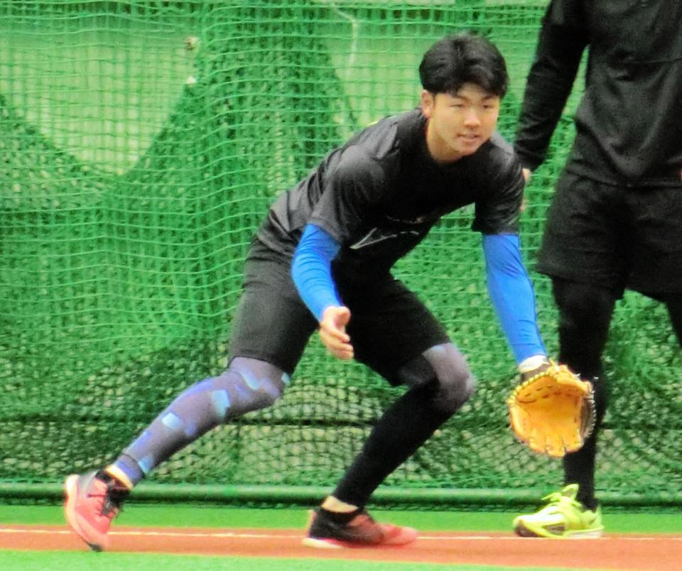 ノックを受ける日本ハムのドラフト４位・半田