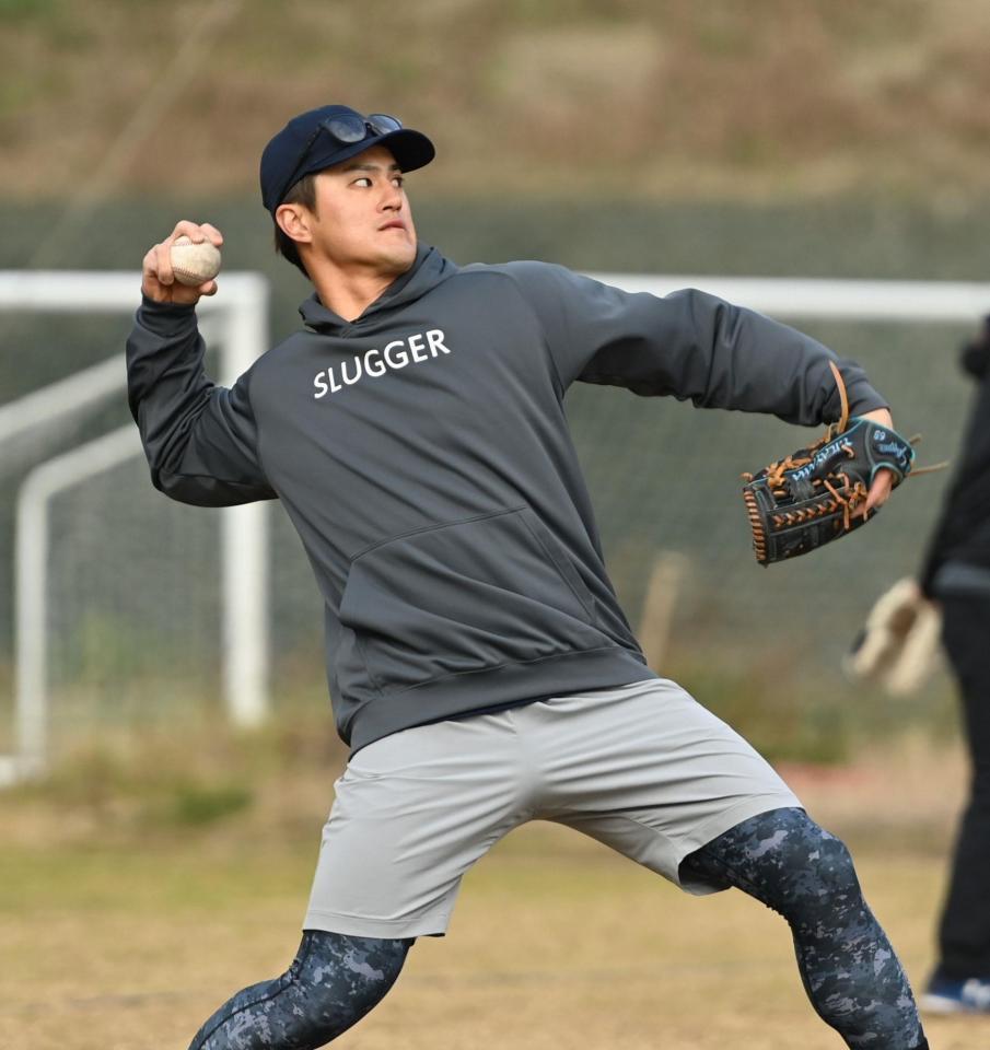 　自主トレでキャッチボールする板山（撮影・開出牧）