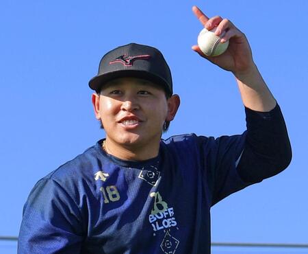 青空の下キャッチボールをして汗を流す宮城（撮影・立川洋一郎）