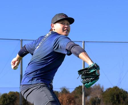 自主トレを公開しキャッチボールをして汗を流す宮城（撮影・立川洋一郎）