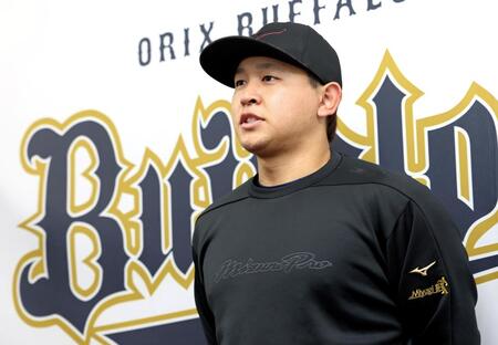 自主トレを公開して取材に応じる宮城（撮影・立川洋一郎）