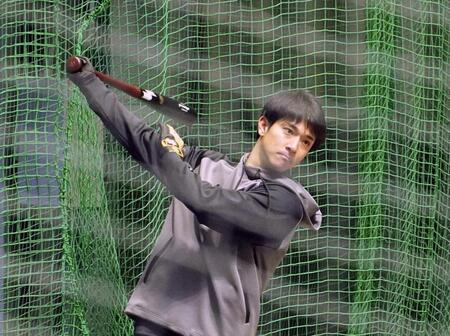 　打撃練習するソフトバンク・柳町