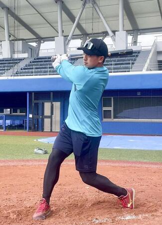 　自主練習でバットを振り込む楽天・小郷（楽天野球団提供）