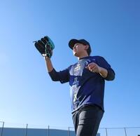 青空の下キャッチボールをして汗を流す宮城（撮影・立川洋一郎）