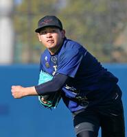 自主トレを公開しキャッチボールをして汗を流す宮城（撮影・立川洋一郎）