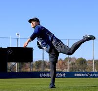 自主トレを公開しキャッチボールをして汗を流す宮城（撮影・立川洋一郎）