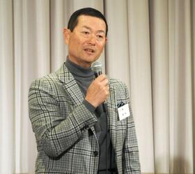 　あいさつする桑田ＯＢ会長（撮影・山村菜々子）