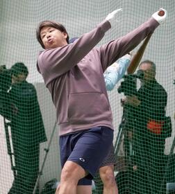 　打撃練習する浅村