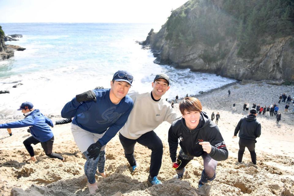 　サンドスキー場の上で笑顔を見せる（左から）板山、秋山、五十幡（撮影・開出牧）