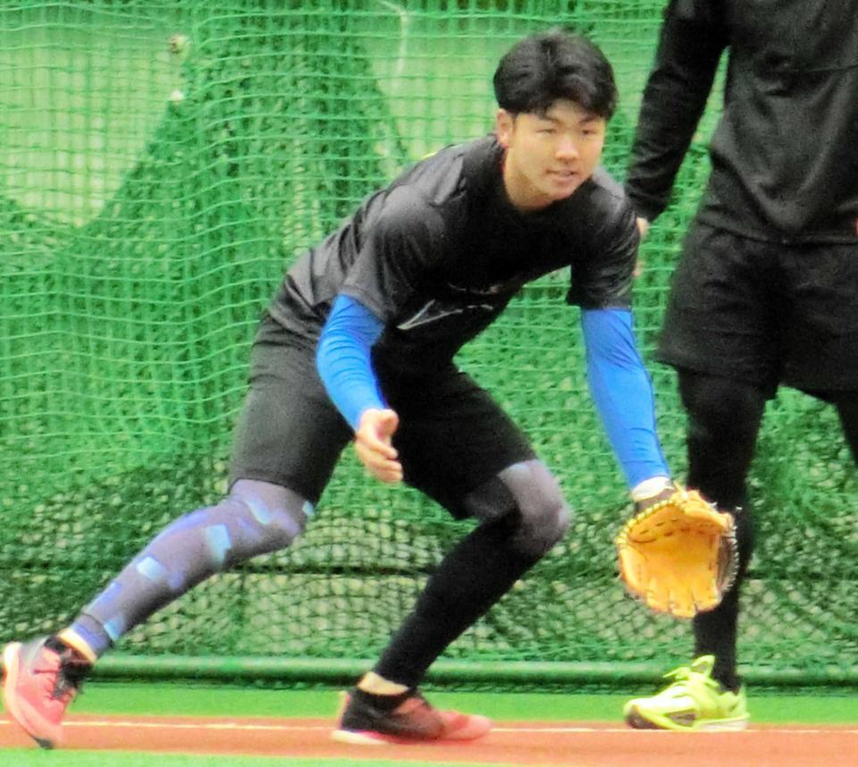 　ノックを受けるドラフト４位・半田