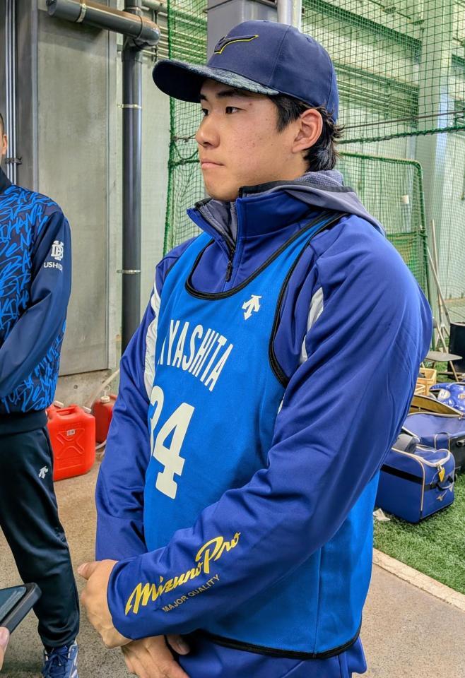 　取材に応じるドラフト３位・宮下