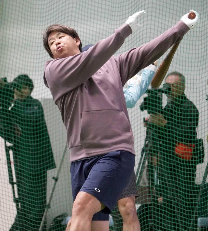 　打撃練習する浅村