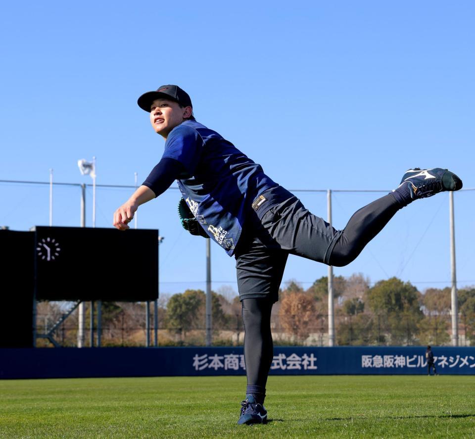 自主トレを公開しキャッチボールをして汗を流す宮城（撮影・立川洋一郎）